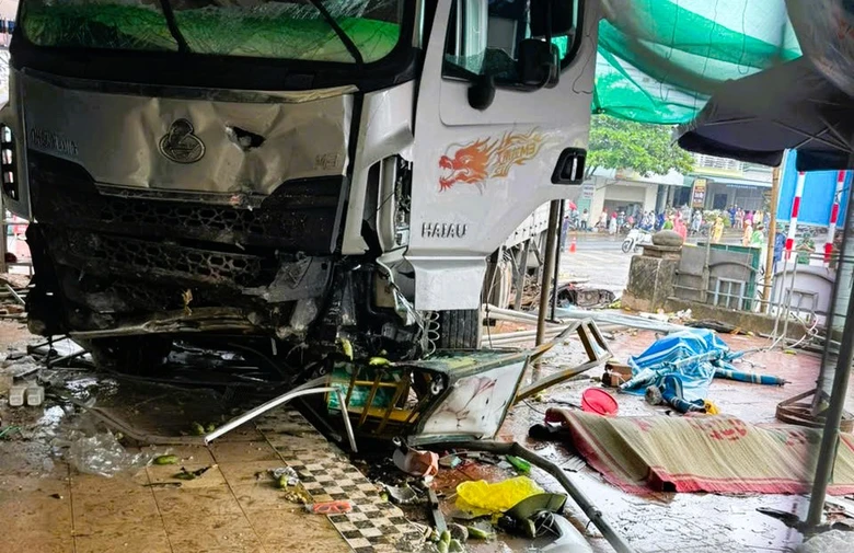 Danh tính các nạn nhân thương vong trong vụ xe tải lao vào chợ chuối bên QL9 qua Quảng Trị- Ảnh 1. Danh tính các nạn nhân thương vong trong vụ xe tải lao vào chợ chuối bên QL9 qua Quảng Trị- Ảnh 1.