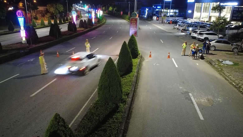 Cảnh s&aacute;t giao th&ocirc;ng Lai Ch&acirc;u ng&agrave;y đ&ecirc;m căng m&igrave;nh giữ b&igrave;nh y&ecirc;n những tuyến đường- Ảnh 1.