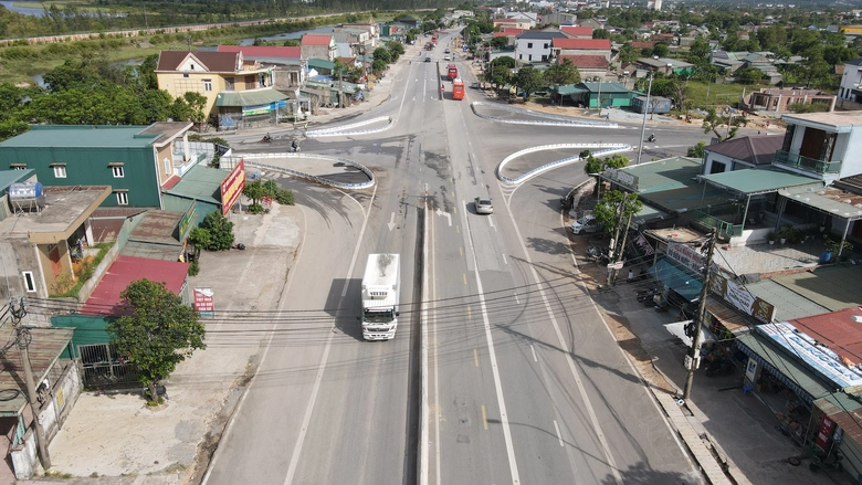 Tháo dải phân cách, kẻ lại vạch sơn tại nút giao QL1 qua Hà Tĩnh để giảm nguy cơ tai nạn- Ảnh 1. Tháo dải phân cách, kẻ lại vạch sơn tại nút giao QL1 qua Hà Tĩnh để giảm nguy cơ tai nạn- Ảnh 1.