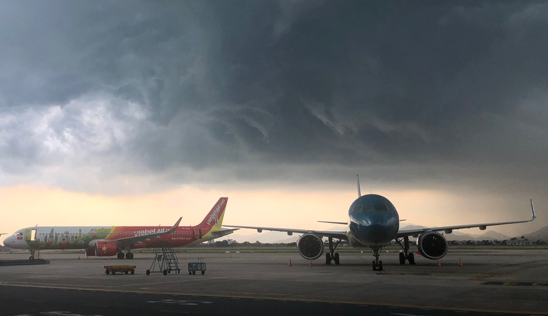 Nhiều chuyến bay bị ảnh hưởng do mưa d&ocirc;ng cường độ mạnh ở Nội B&agrave;i- Ảnh 1.