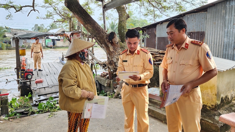 Siết chặt an to&agrave;n đường thủy m&ugrave;a mưa b&atilde;o ở C&agrave; Mau- Ảnh 1.