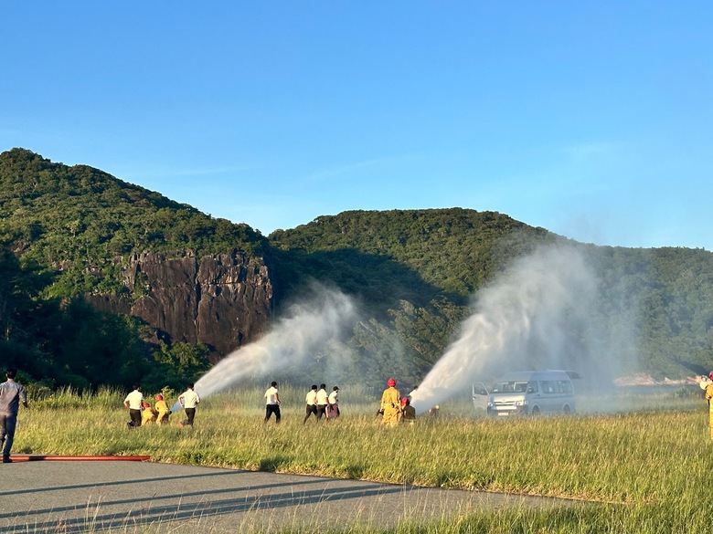 Diễn tập khẩn nguy bay, củng cố an to&agrave;n tại s&acirc;n bay C&ocirc;n Đảo- Ảnh 1.