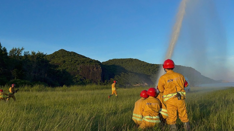 Diễn tập khẩn nguy bay, củng cố an to&agrave;n tại s&acirc;n bay C&ocirc;n Đảo- Ảnh 2.