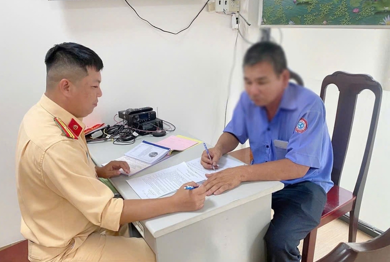 Xử l&yacute; t&agrave;i xế xe bu&yacute;t lấn l&agrave;n, vượt ẩu tr&ecirc;n quốc lộ 20 qua Đồng Nai- Ảnh 1.