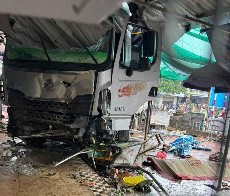 Nguy&ecirc;n nh&acirc;n ban đầu vụ xe tải lao v&agrave;o chợ ở Quảng Trị l&agrave;m 3 người chết, 7 người bị thương- Ảnh 2.