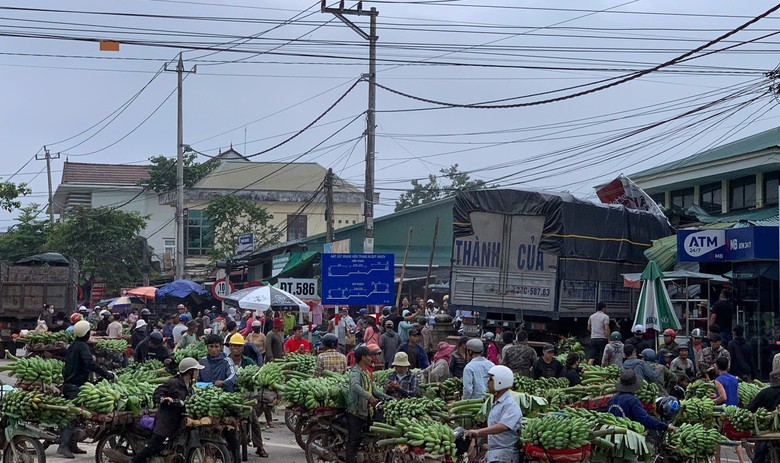 Nguy&ecirc;n nh&acirc;n ban đầu vụ xe tải lao v&agrave;o chợ ở Quảng Trị l&agrave;m 3 người chết, 7 người bị thương- Ảnh 1.