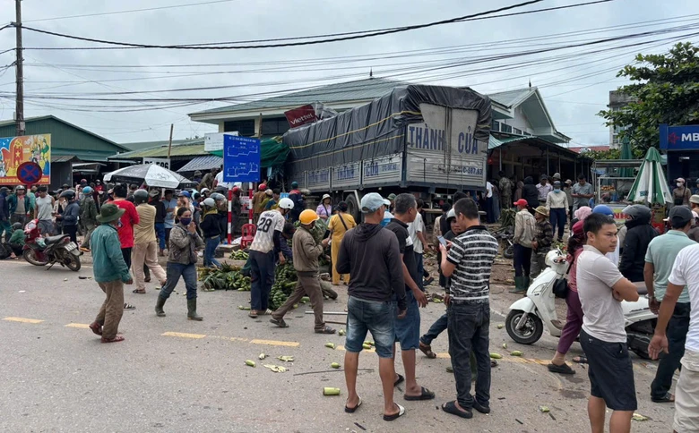 &Ocirc; t&ocirc; tải lao v&agrave;o chợ chuối b&ecirc;n quốc lộ 9 ở Quảng Trị, 3 người tử vong tại chỗ- Ảnh 1.