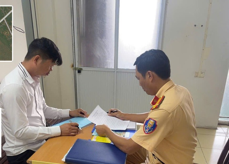 Ninh B&igrave;nh: Xử phạt t&agrave;i xế để trẻ em th&ograve; đầu ra ngo&agrave;i cửa sổ trời &ocirc; t&ocirc;- Ảnh 1.