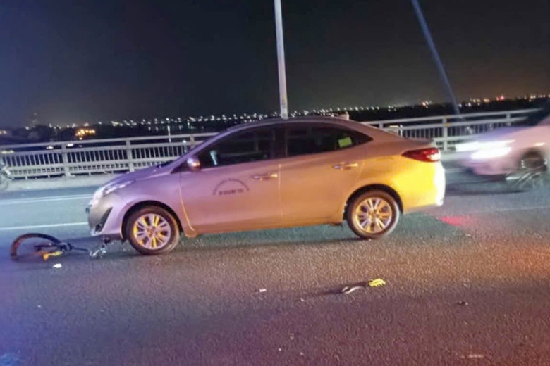 H&agrave; Nội: Người đ&agrave;n &ocirc;ng đi xe đạp tử vong sau va chạm &ocirc; t&ocirc; tr&ecirc;n cầu Nhật T&acirc;n- Ảnh 1.