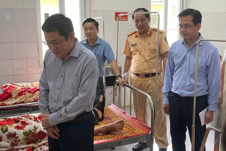 Vụ xe tải lao vào chợ chuối 10 người thương vong: Hai nạn nhân tử vong quốc tịch Lào- Ảnh 3. Vụ xe tải lao vào chợ chuối 10 người thương vong: Hai nạn nhân tử vong quốc tịch Lào- Ảnh 3.