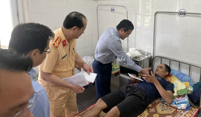 Vụ xe tải lao vào chợ chuối 10 người thương vong: Hai nạn nhân tử vong quốc tịch Lào- Ảnh 4. Vụ xe tải lao vào chợ chuối 10 người thương vong: Hai nạn nhân tử vong quốc tịch Lào- Ảnh 4.