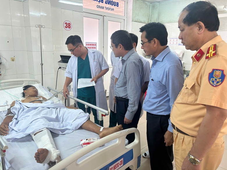 Vụ xe tải lao vào chợ chuối 10 người thương vong: Hai nạn nhân tử vong quốc tịch Lào- Ảnh 5. Vụ xe tải lao vào chợ chuối 10 người thương vong: Hai nạn nhân tử vong quốc tịch Lào- Ảnh 5.