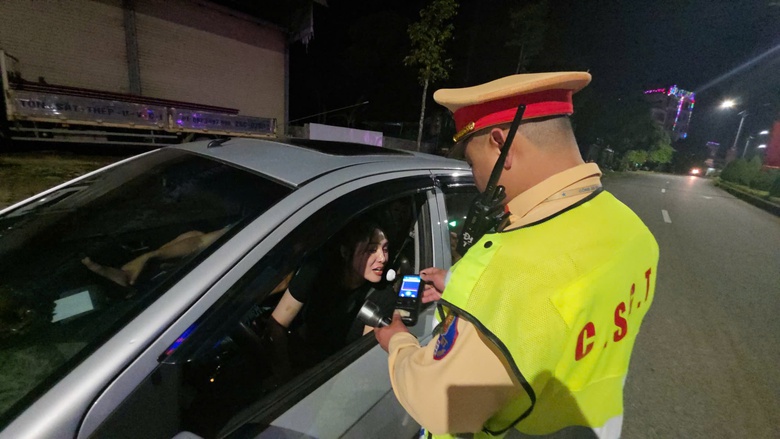 Cảnh s&aacute;t giao th&ocirc;ng Lai Ch&acirc;u ng&agrave;y đ&ecirc;m căng m&igrave;nh giữ b&igrave;nh y&ecirc;n những tuyến đường- Ảnh 2.