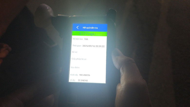 Cảnh s&aacute;t giao th&ocirc;ng Lai Ch&acirc;u ng&agrave;y đ&ecirc;m căng m&igrave;nh giữ b&igrave;nh y&ecirc;n những tuyến đường- Ảnh 4.