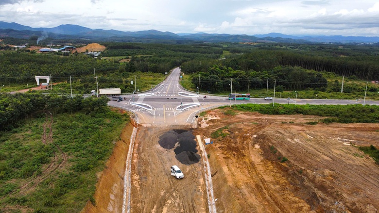 Vì sao dự án đường gần 1.500 tỷ đồng ở Quảng Ngãi vẫn thi công cầm chừng?- Ảnh 1. Vì sao dự án đường gần 1.500 tỷ đồng ở Quảng Ngãi vẫn thi công cầm chừng?- Ảnh 1.