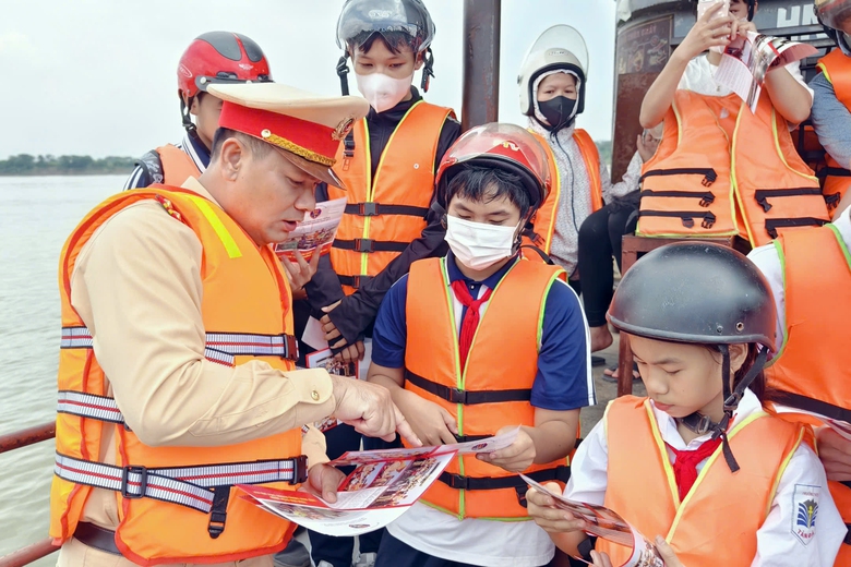 CSGT l&ecirc;n ph&agrave;, dạy kỹ năng an to&agrave;n s&ocirc;ng nước cho học sinh x&atilde; đảo duy nhất ở H&agrave; Nội- Ảnh 2.