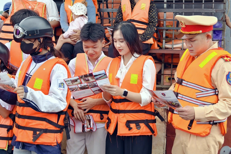 CSGT l&ecirc;n ph&agrave;, dạy kỹ năng an to&agrave;n s&ocirc;ng nước cho học sinh x&atilde; đảo duy nhất ở H&agrave; Nội- Ảnh 3.