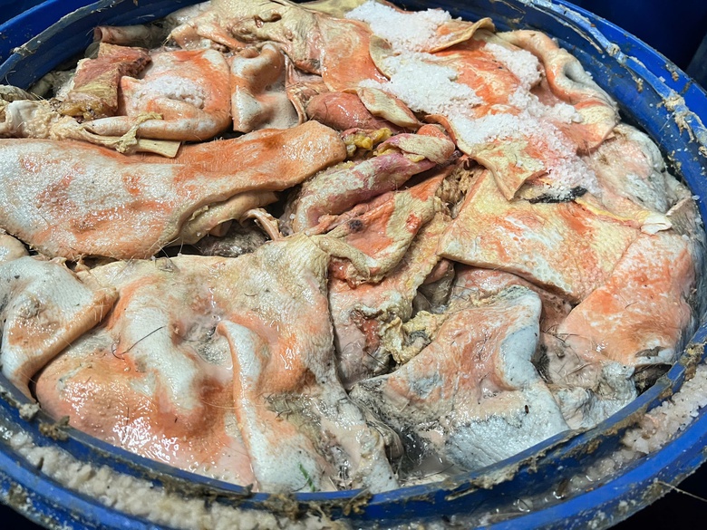 Gia Lai: Ph&aacute;t hiện gần 100 th&ugrave;ng da, mỡ heo bốc m&ugrave;i h&ocirc;i thối trong cơ sở lạp xưởng- Ảnh 2.