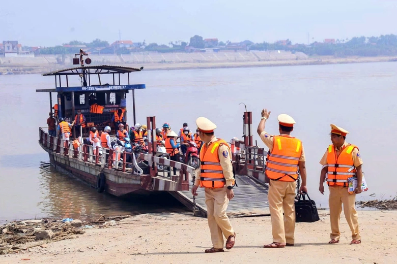 CSGT l&ecirc;n ph&agrave;, dạy kỹ năng an to&agrave;n s&ocirc;ng nước cho học sinh x&atilde; đảo duy nhất ở H&agrave; Nội- Ảnh 5.