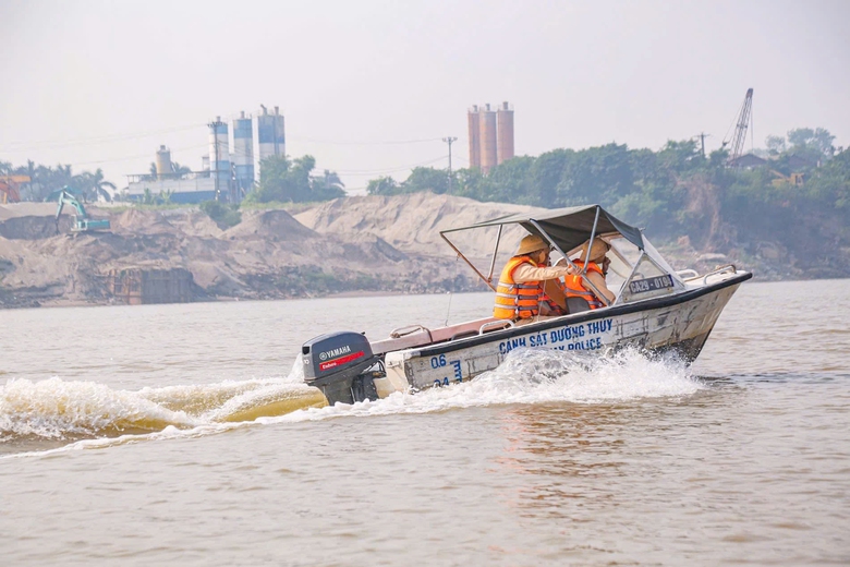 CSGT l&ecirc;n ph&agrave;, dạy kỹ năng an to&agrave;n s&ocirc;ng nước cho học sinh x&atilde; đảo duy nhất ở H&agrave; Nội- Ảnh 4.