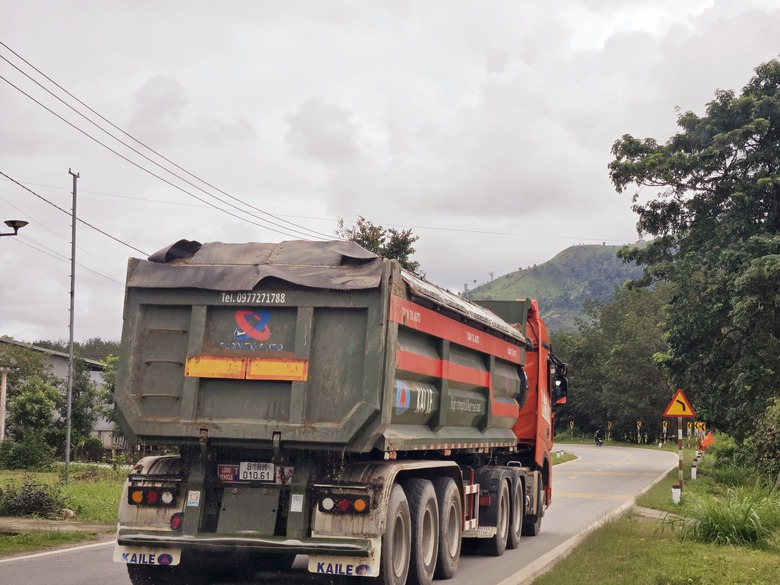 Quảng Ng&atilde;i: Ph&aacute;t hiện nhiều xe chở c&aacute;t qu&aacute; th&agrave;nh th&ugrave;ng, rơi v&atilde;i tr&ecirc;n đường Hồ Ch&iacute; Minh- Ảnh 6.