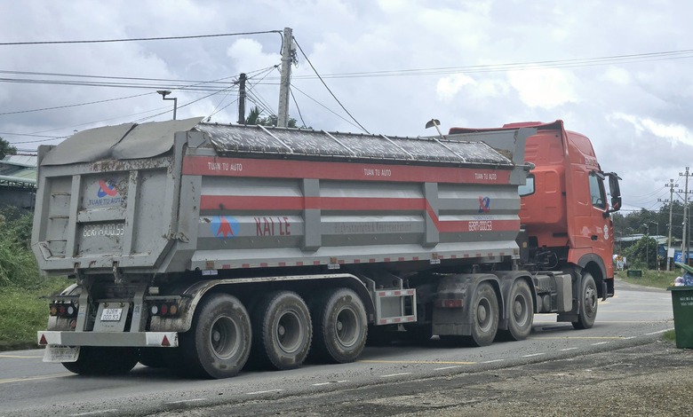 Quảng Ng&atilde;i: Ph&aacute;t hiện nhiều xe chở c&aacute;t qu&aacute; th&agrave;nh th&ugrave;ng, rơi v&atilde;i tr&ecirc;n đường Hồ Ch&iacute; Minh- Ảnh 7.