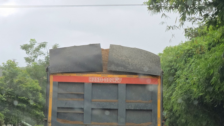 Quảng Ng&atilde;i: Ph&aacute;t hiện nhiều xe chở c&aacute;t qu&aacute; th&agrave;nh th&ugrave;ng, rơi v&atilde;i tr&ecirc;n đường Hồ Ch&iacute; Minh- Ảnh 5.