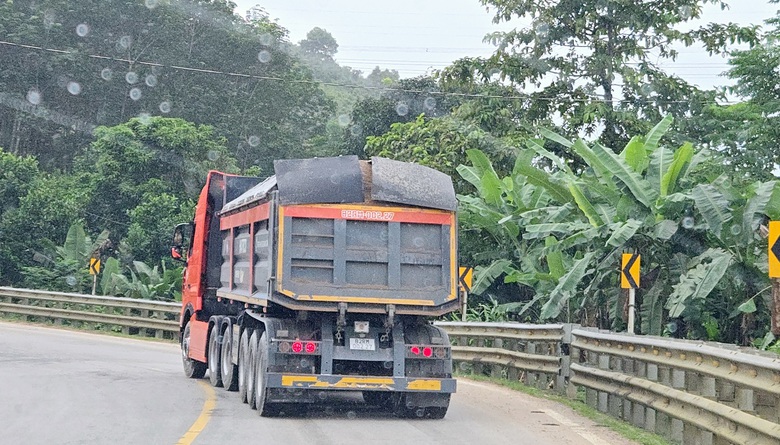 Quảng Ng&atilde;i: Ph&aacute;t hiện nhiều xe chở c&aacute;t qu&aacute; th&agrave;nh th&ugrave;ng, rơi v&atilde;i tr&ecirc;n đường Hồ Ch&iacute; Minh- Ảnh 4.