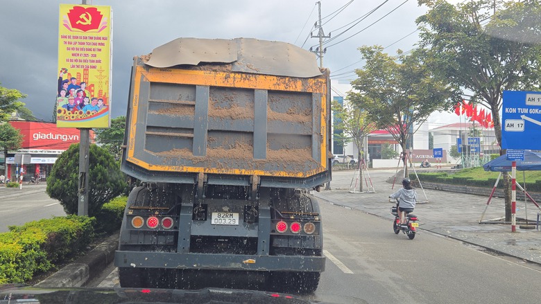 Quảng Ng&atilde;i: Ph&aacute;t hiện nhiều xe chở c&aacute;t qu&aacute; th&agrave;nh th&ugrave;ng, rơi v&atilde;i tr&ecirc;n đường Hồ Ch&iacute; Minh- Ảnh 2.