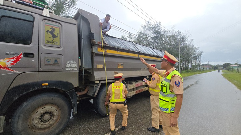 Quảng Ng&atilde;i: Ph&aacute;t hiện nhiều xe chở c&aacute;t qu&aacute; th&agrave;nh th&ugrave;ng, rơi v&atilde;i tr&ecirc;n đường Hồ Ch&iacute; Minh- Ảnh 1.