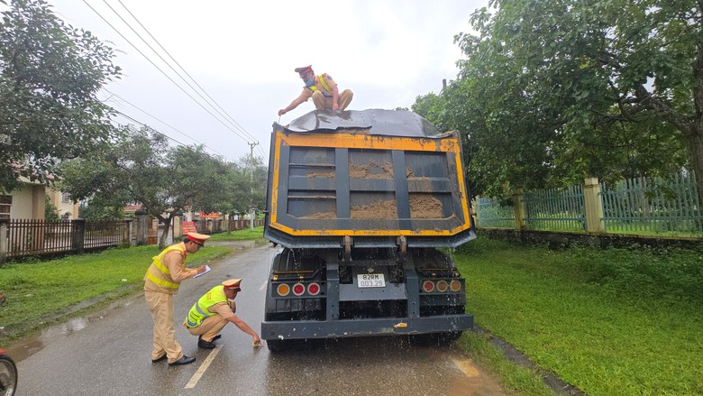 Quảng Ng&atilde;i: Ph&aacute;t hiện nhiều xe chở c&aacute;t qu&aacute; th&agrave;nh th&ugrave;ng, rơi v&atilde;i tr&ecirc;n đường Hồ Ch&iacute; Minh- Ảnh 3.