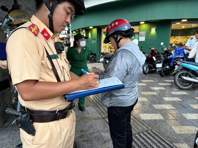 T&aacute;i diễn cảnh người d&acirc;n leo vỉa h&egrave;, CSGT tăng cường xử phạt- Ảnh 3.
