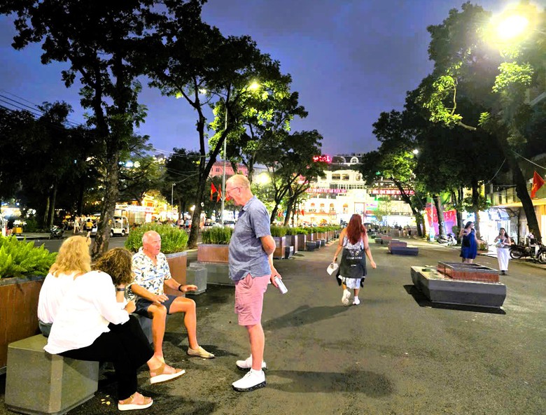 Người d&acirc;n n&oacute;i g&igrave; về kh&ocirc;ng gian đi bộ tại khu vực quảng trường Đ&ocirc;ng Kinh - Nghĩa Thục?- Ảnh 25.