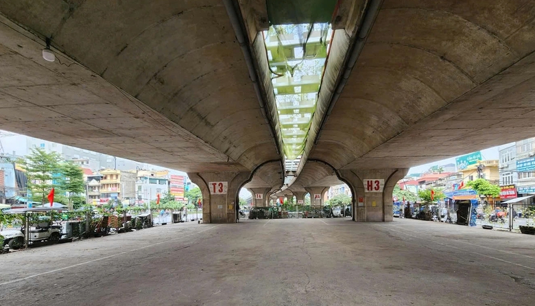 H&agrave; Nội: X&oacute;a điểm tr&ocirc;ng giữ xe dưới gầm cầu, người d&acirc;n loay hoay t&igrave;m chỗ gửi- Ảnh 1.