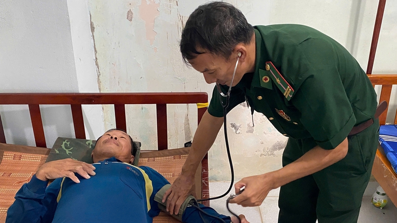 Kịp thời cứu 4 thuyền vi&ecirc;n gặp nạn tr&ecirc;n biển ở C&agrave; Mau- Ảnh 1.