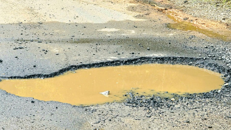 Hạ tầng giao thông phía Tây Quảng Ngãi hư hỏng nặng, tiềm ẩn nguy cơ tai nạn- Ảnh 6. Hạ tầng giao thông phía Tây Quảng Ngãi hư hỏng nặng, tiềm ẩn nguy cơ tai nạn- Ảnh 6.