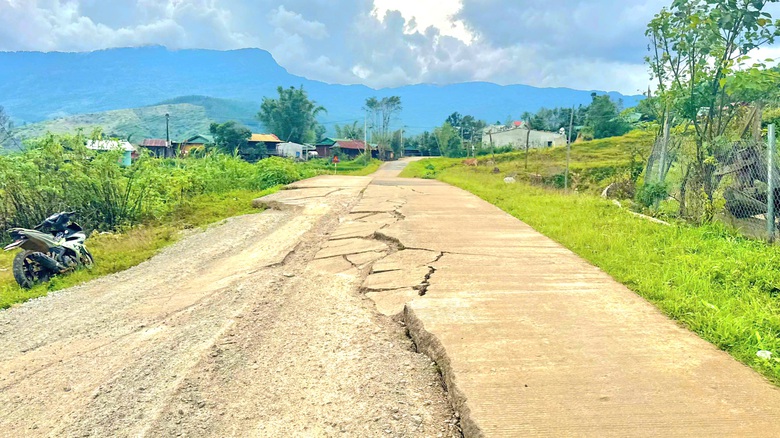 Hạ tầng giao thông phía Tây Quảng Ngãi hư hỏng nặng, tiềm ẩn nguy cơ tai nạn- Ảnh 7. Hạ tầng giao thông phía Tây Quảng Ngãi hư hỏng nặng, tiềm ẩn nguy cơ tai nạn- Ảnh 7.