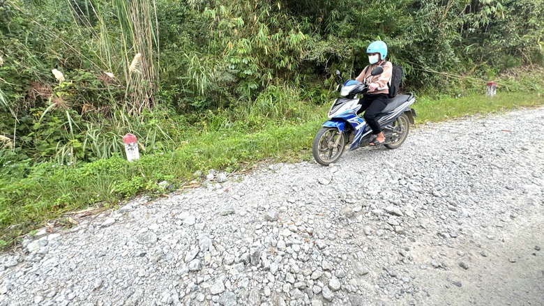 Hạ tầng giao thông phía Tây Quảng Ngãi hư hỏng nặng, tiềm ẩn nguy cơ tai nạn- Ảnh 5. Hạ tầng giao thông phía Tây Quảng Ngãi hư hỏng nặng, tiềm ẩn nguy cơ tai nạn- Ảnh 5.