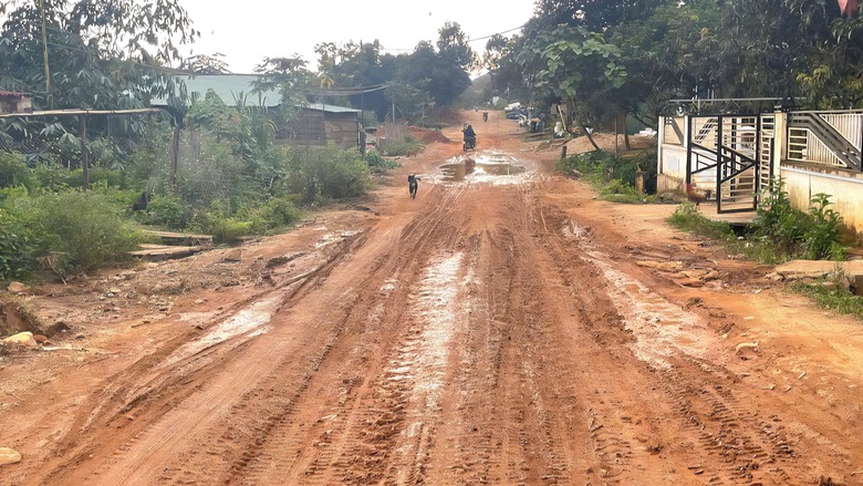 Hạ tầng giao thông phía Tây Quảng Ngãi hư hỏng nặng, tiềm ẩn nguy cơ tai nạn- Ảnh 1. Hạ tầng giao thông phía Tây Quảng Ngãi hư hỏng nặng, tiềm ẩn nguy cơ tai nạn- Ảnh 1.