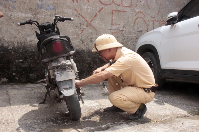 Hà Nội: Cảnh sát túc trực ven đường sắt, nhắc nhở học sinh ngăn tai nạn tàu hỏa- Ảnh 4. Hà Nội: Cảnh sát túc trực ven đường sắt, nhắc nhở học sinh ngăn tai nạn tàu hỏa- Ảnh 4.