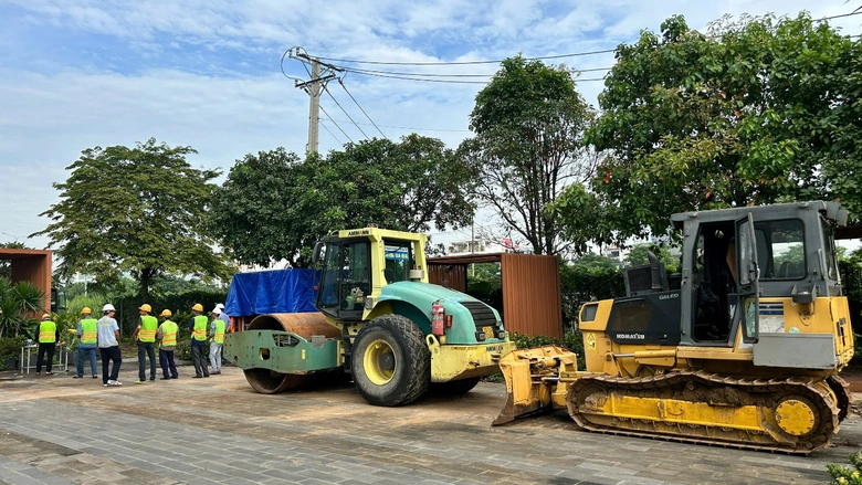D:\DỰ &Aacute;N\STELLA 69 79 89\H&Igrave;NH ẢNH\Thi cong duong 13m\z7016644351671_0850c9c5ceed78ed300ec237df0b7ddc.jpg