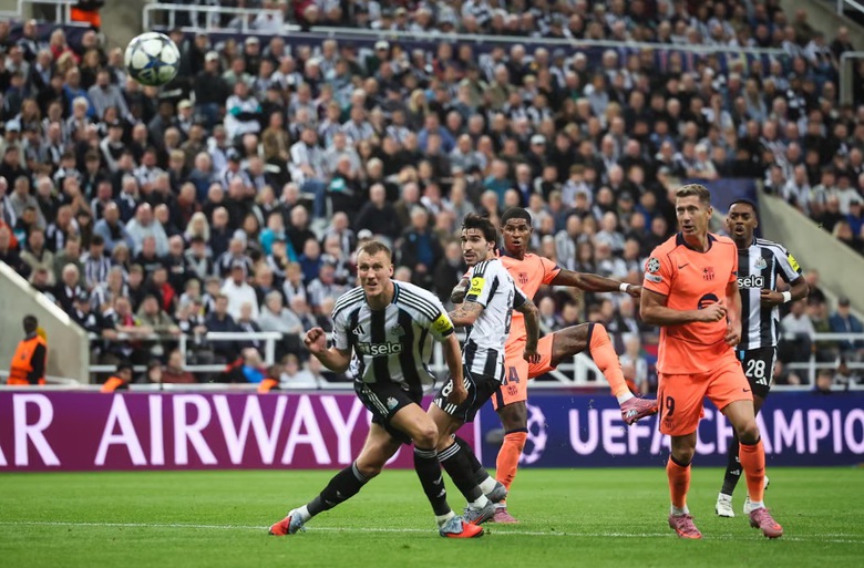 Rashford lập c&uacute; đ&uacute;p, Barcelona đ&aacute;nh bại Newcastle tại Champions League- Ảnh 2.