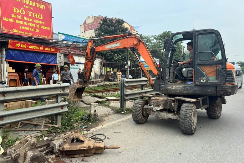 Hà Nội: Cảnh sát túc trực ven đường sắt, nhắc nhở học sinh ngăn tai nạn tàu hỏa- Ảnh 5. Hà Nội: Cảnh sát túc trực ven đường sắt, nhắc nhở học sinh ngăn tai nạn tàu hỏa- Ảnh 5.