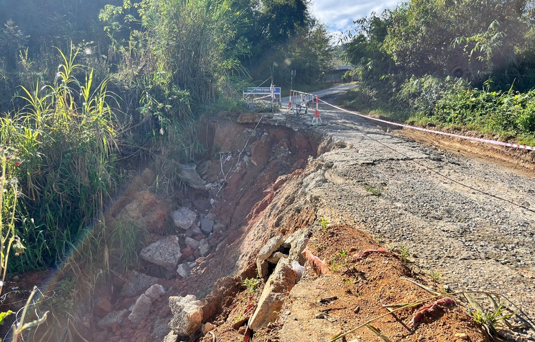 Hạ tầng giao thông phía Tây Quảng Ngãi hư hỏng nặng, tiềm ẩn nguy cơ tai nạn- Ảnh 9. Hạ tầng giao thông phía Tây Quảng Ngãi hư hỏng nặng, tiềm ẩn nguy cơ tai nạn- Ảnh 9.