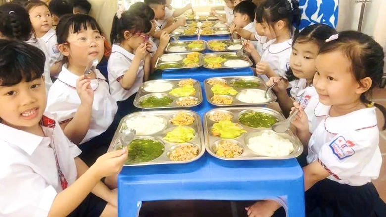 H&agrave; Nội siết an to&agrave;n bữa ăn b&aacute;n tr&uacute;, y&ecirc;u cầu kiểm thực ba bước- Ảnh 1.