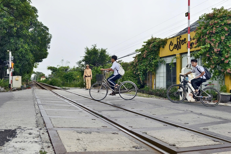 Hà Nội: Cảnh sát túc trực ven đường sắt, nhắc nhở học sinh ngăn tai nạn tàu hỏa- Ảnh 1. Hà Nội: Cảnh sát túc trực ven đường sắt, nhắc nhở học sinh ngăn tai nạn tàu hỏa- Ảnh 1.