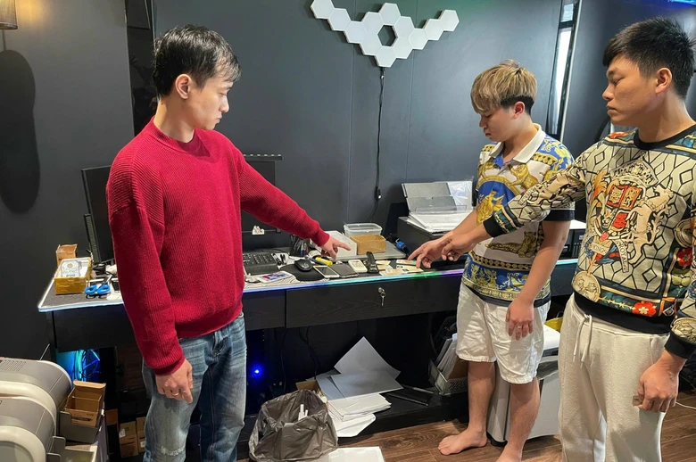 Huế: Triệt ph&aacute; đường d&acirc;y l&agrave;m giả con dấu, t&agrave;i liệu- Ảnh 1.