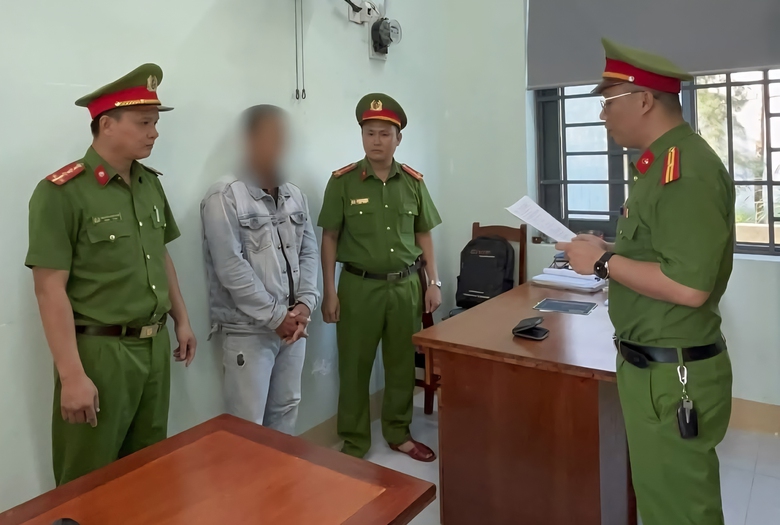 Quảng Ng&atilde;i: Bắt "giang hồ l&agrave;ng" v&ocirc; cớ ch&eacute;m h&agrave;ng x&oacute;m đứt l&igrave;a tay- Ảnh 1.