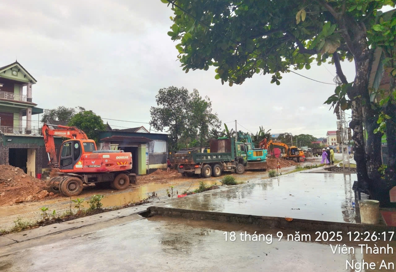 Đội mưa bảo vệ thi c&ocirc;ng, Nghệ An quyết t&acirc;m ho&agrave;n th&agrave;nh dự &aacute;n n&acirc;ng cấp QL7 trong năm 2025- Ảnh 1.