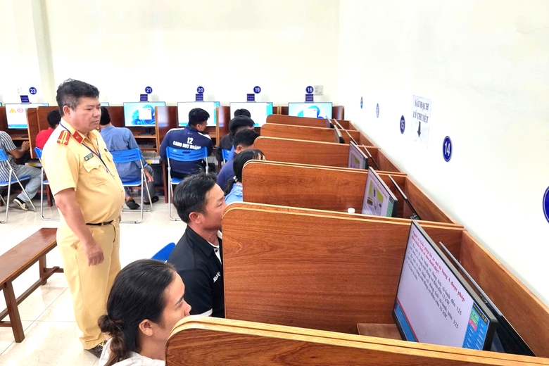Gia Lai: Hàng trăm người dân xã đảo phấn khởi vượt biển vào thi sát hạch lái xe miễn phí- Ảnh 3. Gia Lai: Hàng trăm người dân xã đảo phấn khởi vượt biển vào thi sát hạch lái xe miễn phí- Ảnh 3.